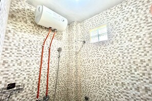 Estudio Deluxe | Baño | Ducha y jabón