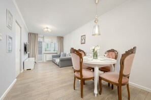 อพาร์ทเมนท์, 1 ห้องนอน, ระเบียง | บริการอาหารในห้องพัก