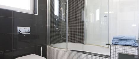 Douche, séchoir à cheveux, serviettes fournies, papier de toilette