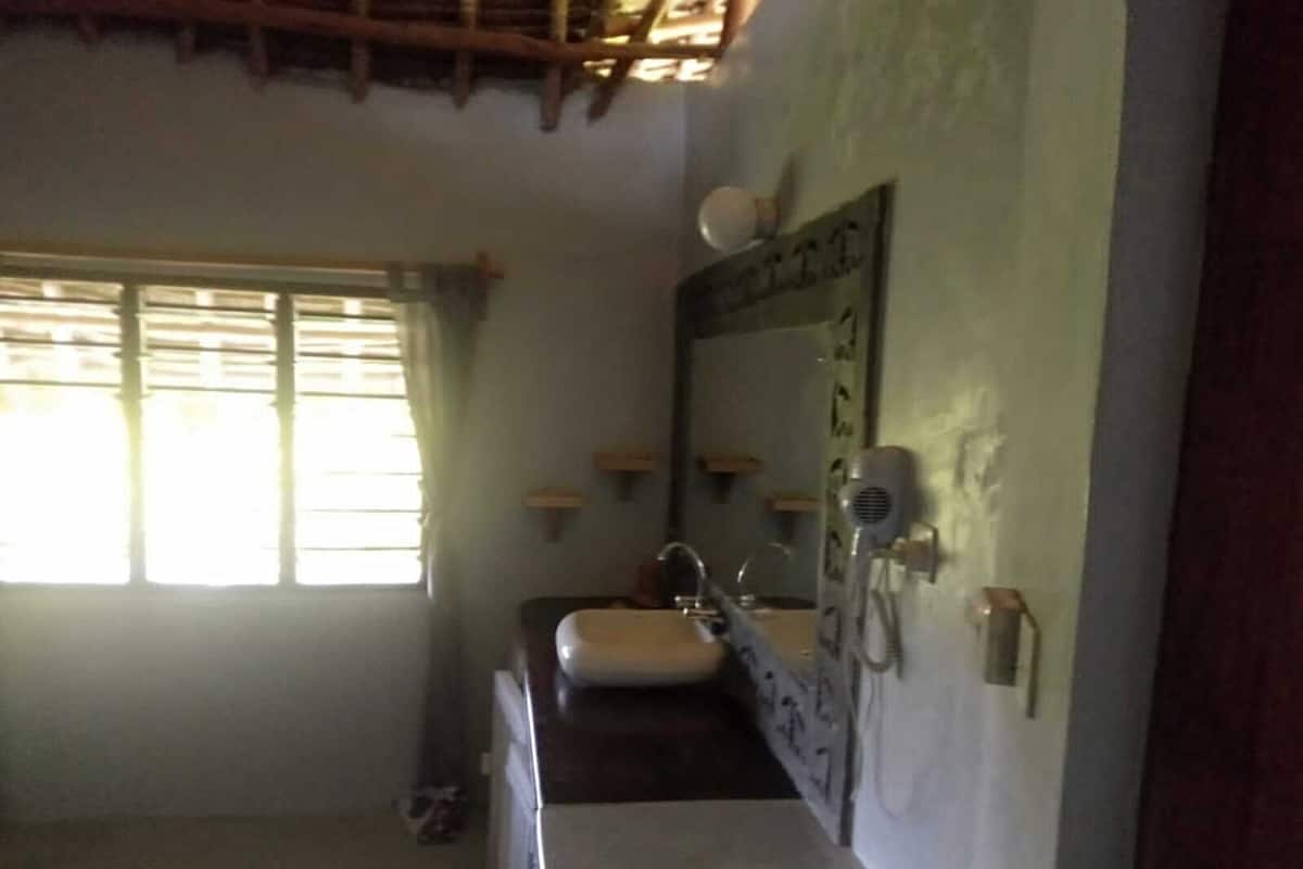 Duş, geniş duş başlığı, ücretsiz banyo/kozmetik ürünleri, bide