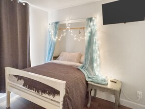 4 habitaciones, escritorio y tabla de planchar con plancha 