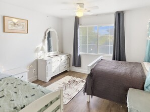 4 Schlafzimmer, Schreibtisch, Bügeleisen/Bügelbrett, Reisekinderbett