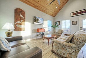 Smart TV - Waterfront Shared Pool w/ Bay Views, Boat Dock | Oscar's Lodge by AvantStay (Corpus Christi)