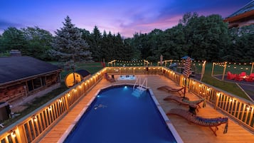 Utendørsbasseng og et oppvarmet basseng