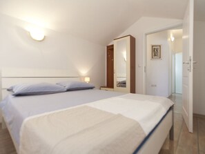 2 عدّة غرف نوم ومكواة/لوح كي وواي فاي وملاءات أسرّة