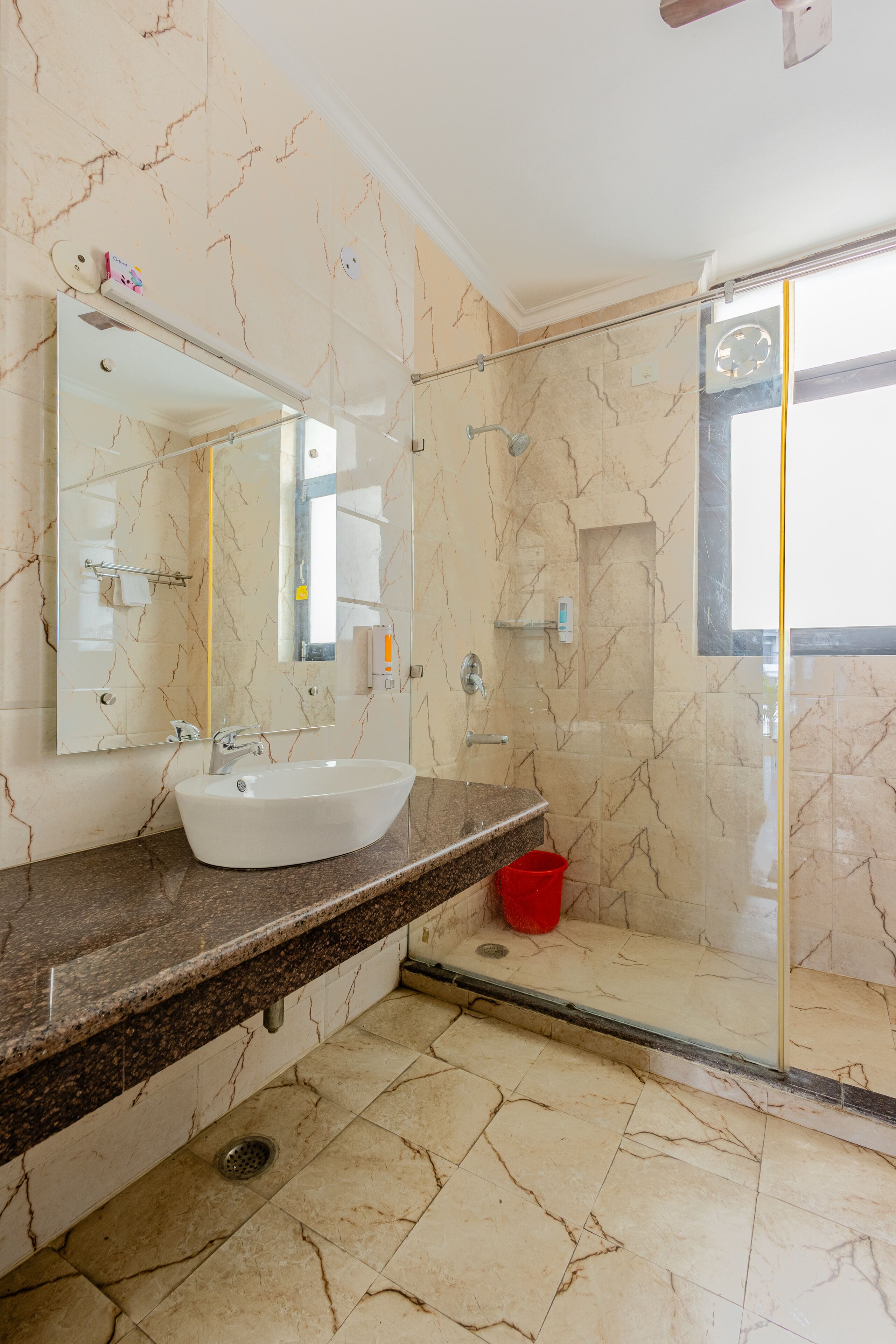 Ducha, artículos de higiene personal gratuitos y secador de pelo