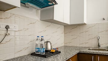 Premium Studio Suite | Private kitchen | Fridge, microwave, oven, stovetop