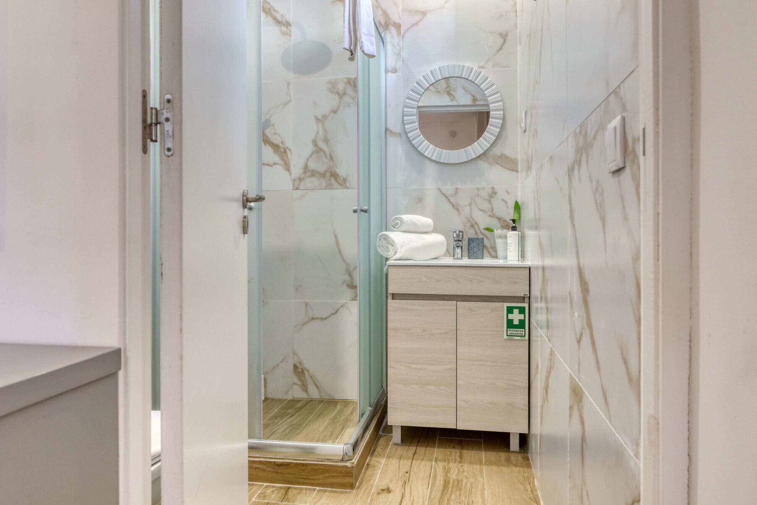 Suihku, hiustenkuivaaja, pyyhkeet, saippua