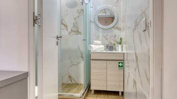 Suihku, hiustenkuivaaja, pyyhkeet, saippua