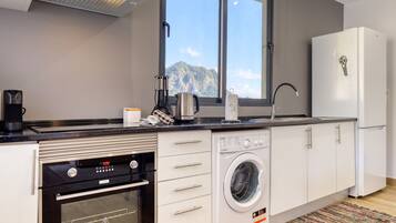 Frigorífico, microondas, horno y placa de cocina