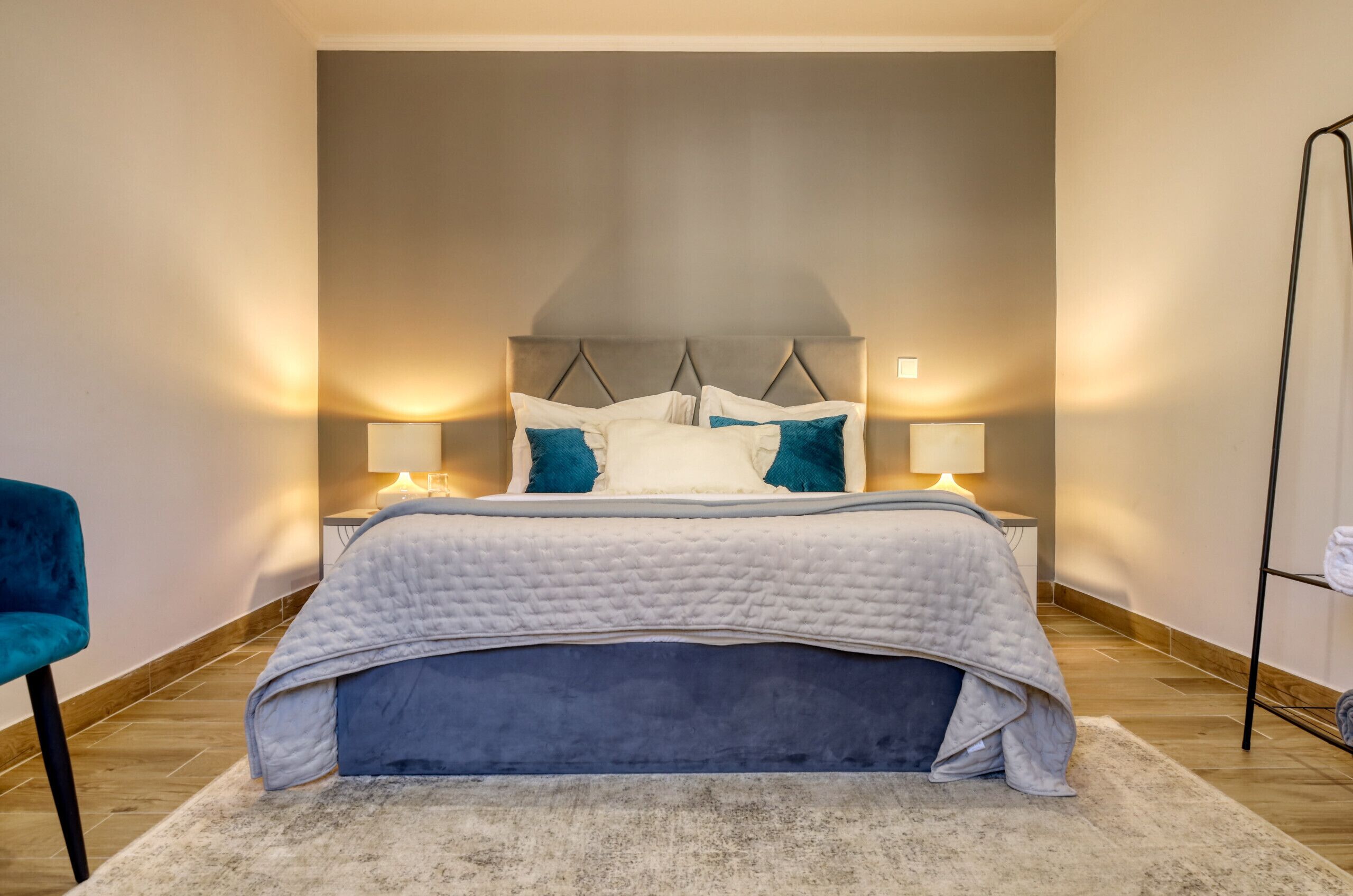 1 habitación, tabla de planchar con plancha, wifi gratis y ropa de cama 