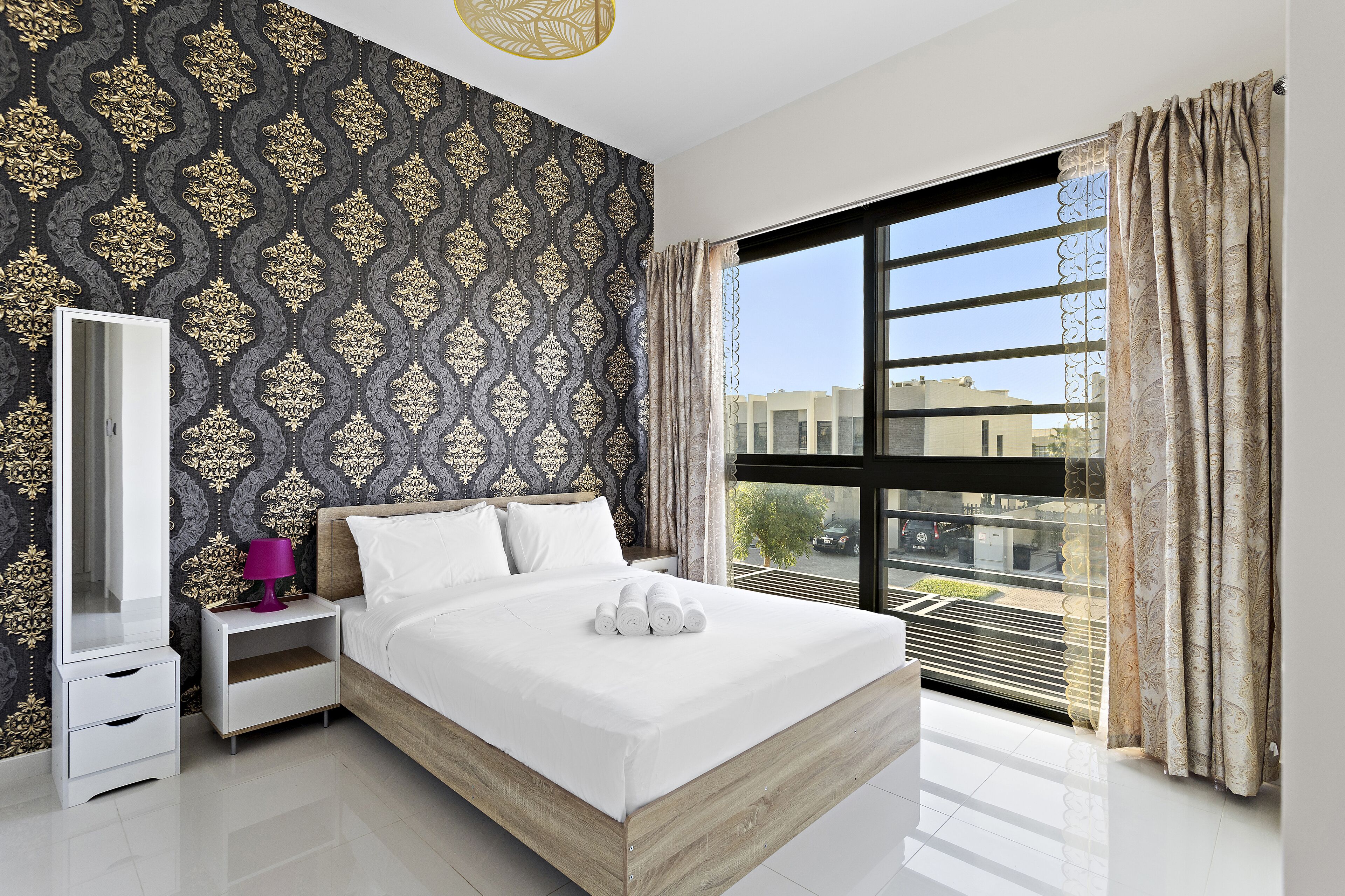 3 makuuhuonetta, tallelokero huoneessa, silitysrauta/-lauta