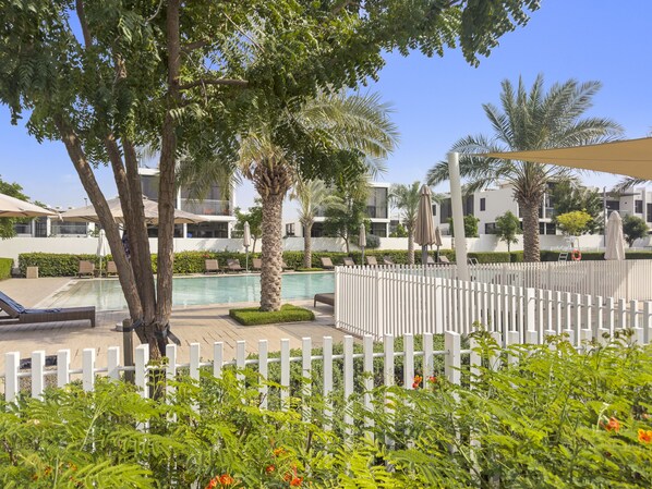 Alberca al aire libre y alberca climatizada