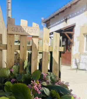 Exterior detail - Perfect spacious country retreat with large pool and activity barn (La Chapelle-Pouilloux)