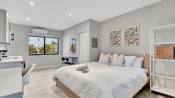 1 Schlafzimmer, Schreibtisch, Bügeleisen/Bügelbrett, Reisekinderbett