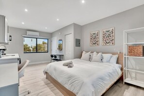 1 Schlafzimmer, Schreibtisch, Bügeleisen/Bügelbrett, Reisekinderbett