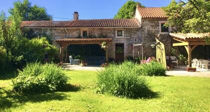 Rural beautiful quirky Cottage in the South West with a 12x5m pool, games barn