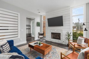 Smart TV, fireplace