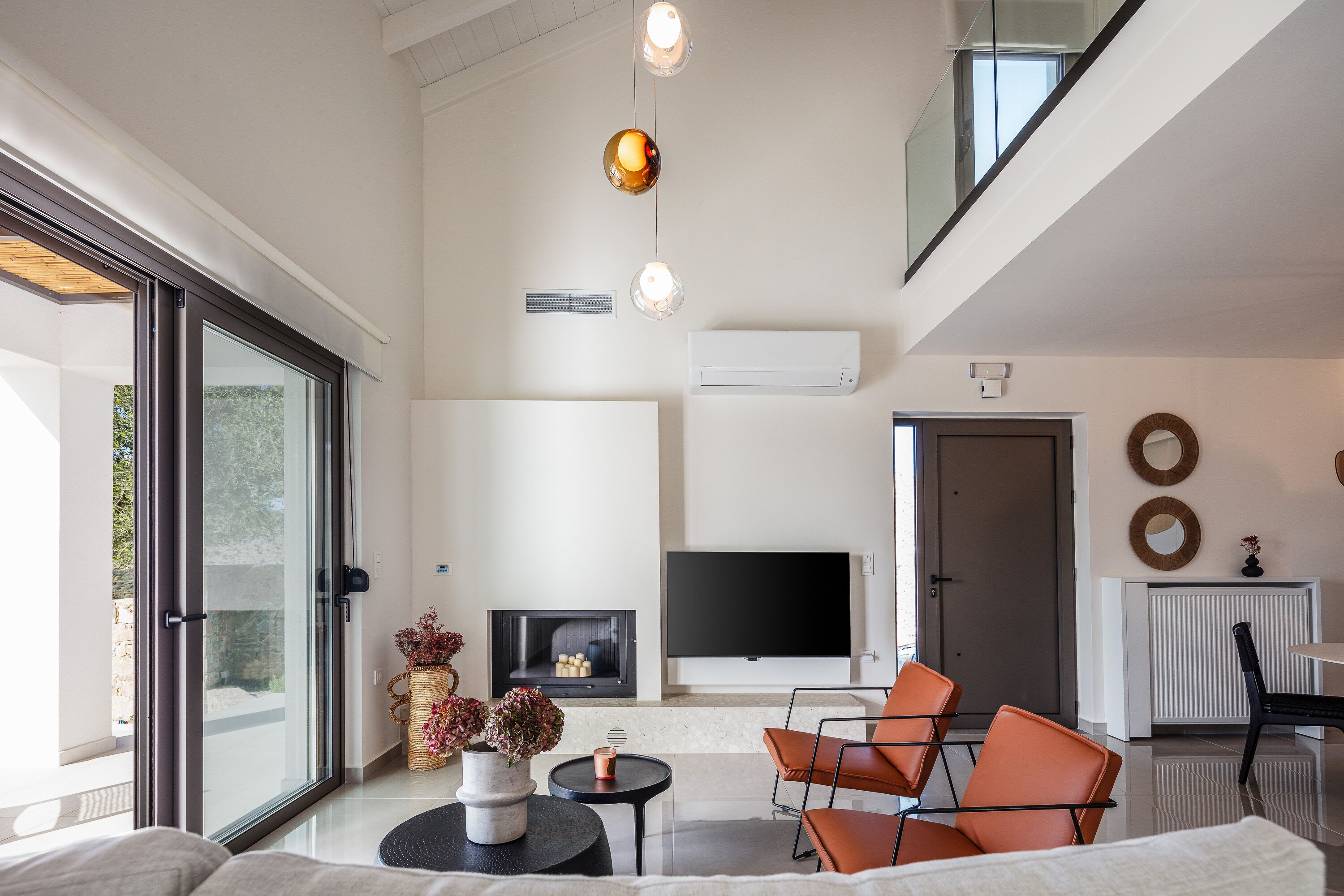 Smart-tv, een open haard en een stereo