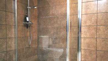 Een douche, een haardroger, handdoeken, zeep