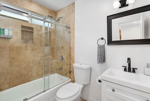 Asciugacapelli, asciugamani, sapone, shampoo