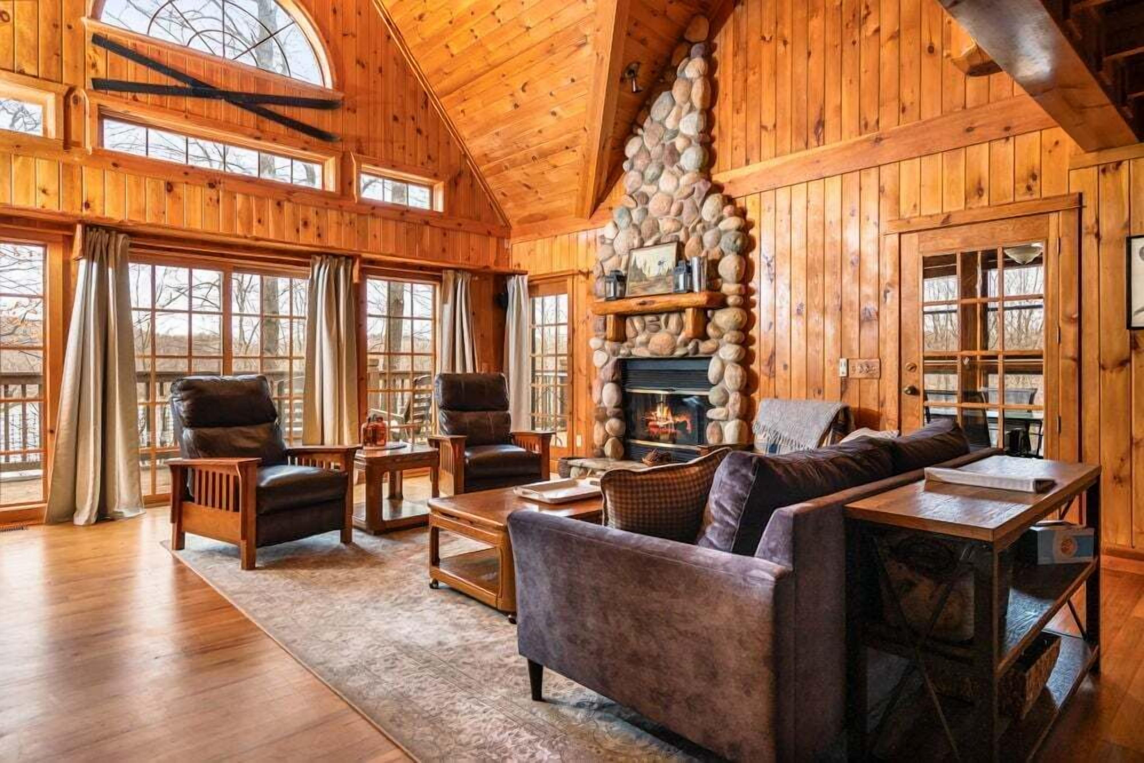 🎀 Bows Lakeside Cabin - 4000sqft. Dock. Cinema. Firepit ➠ 9776