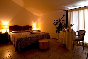 Desk, laptop workspace, free WiFi, bed sheets - hotel moderno (Olbia)