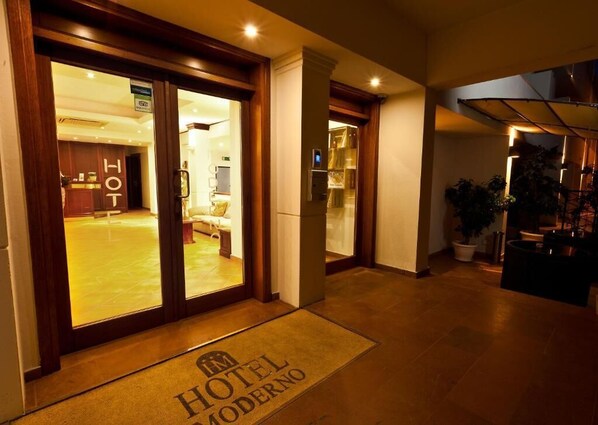 Interior - hotel moderno (Olbia)