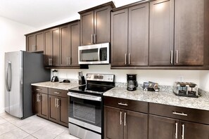 Réfrigérateur, four, plaque de cuisson, lave-vaisselle