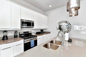 Fridge, oven, stovetop, dishwasher