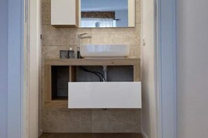 Regadera, secadora de cabello, bidet, toallas