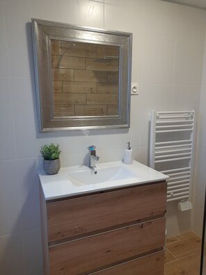 Een douche, een haardroger, handdoeken