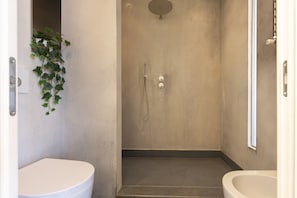 Comfort Studio | Bathroom | Shower, rainfall showerhead, free toiletries, hair dryer - notaMi - River Sweet Home (Milan)