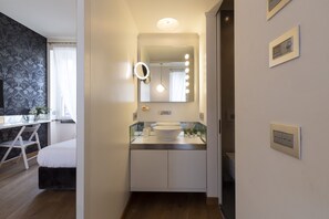 Studio – comfort | Bad | Dusj, regndusjhode, toalettartikler (inkludert) og hårføner
