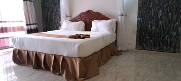 Quarto casal luxo | Escrivaninha, espaço de trabalho para notebook, Wi-Fi de cortesia