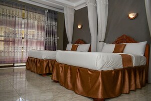 Escritorio, espacio para trabajar con laptop y wifi gratis 