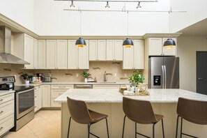 冷蔵庫、電子レンジ、オーブン、コンロ