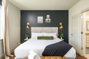 2 室のベッドルーム、デスク、アイロン / アイロン台、WiFi