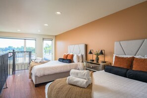 2 室のベッドルーム、デスク、アイロン / アイロン台、WiFi