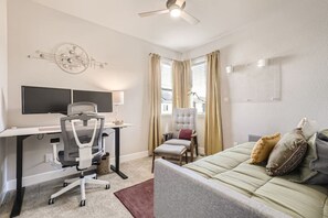 3 slaapkamers, een bureau, een strijkplank/strijkijzer, wifi