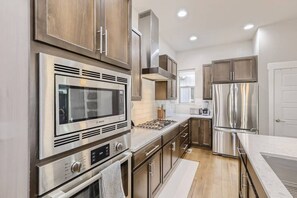 Een koelkast, een microgolfoven, een oven, een kookplaat