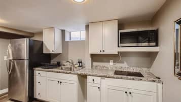 Kylskåp, mikrovågsugn, spishäll och kaffe- och tebryggare