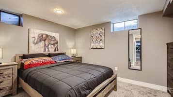 2 slaapkamers, een bureau, een strijkplank/strijkijzer, wifi