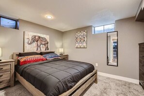 2 室のベッドルーム、デスク、アイロン / アイロン台、WiFi