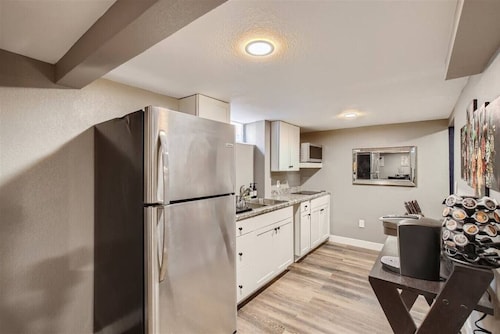 Basement Guest Suite I Pool Table I Hot Tub I TV