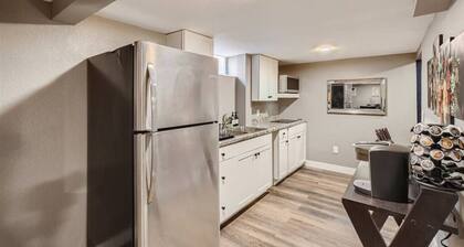 Basement Guest Suite I Pool Table I Hot Tub I TV