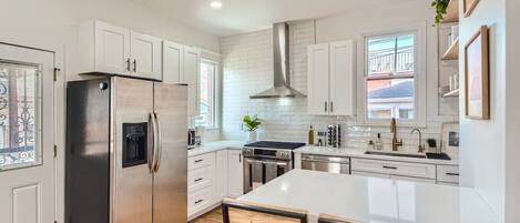 Een koelkast, een microgolfoven, een oven, een kookplaat