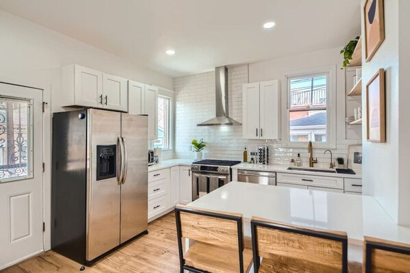 Køleskab, mikrobølgeovn, ovn, kogeplade