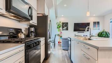 冷蔵庫、電子レンジ、オーブン、コンロ