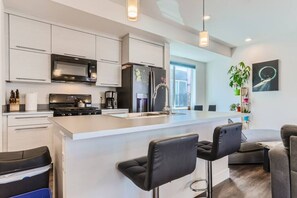 Kühlschrank, Mikrowelle, Ofen, Herdplatte